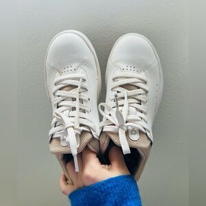 ON THE ROGER Advantage tennis sneakers- white /sand color